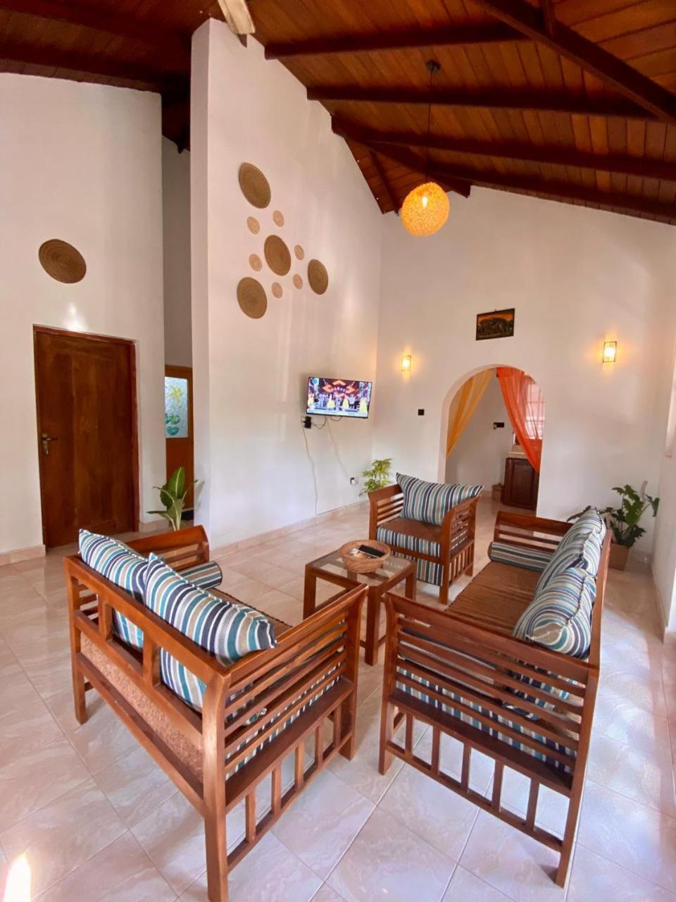 Kingcity Resort Anuradhapura Bagian luar foto